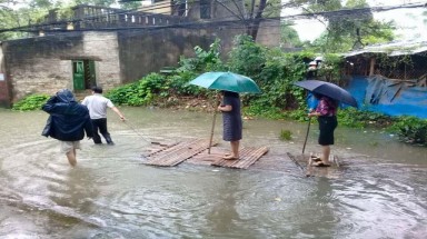 Thanh Hóa: Chủ tịch phường mặc váy đứng trên bè cho người kéo qua vùng nước ngập