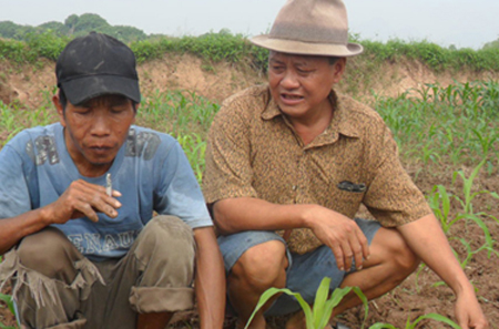 Người đàn ông 30 năm đi ”nhặt” người điên