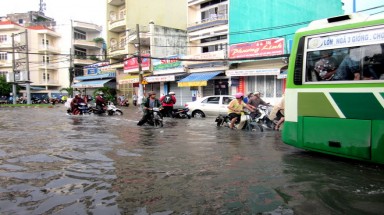   TP.HCM: mưa từ rạng sáng, ngập nhiều tuyến đường