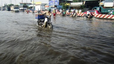 TPHCM: Quốc lộ 1 ngập sâu, nhiều "hố tử thần" xuất hiện