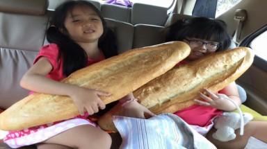 Bánh mỳ khổng lồ dài 1m ở An Giang lọt top món ăn kỳ lạ nhất thế giới