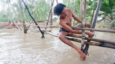 Xoay xở trong lũ !