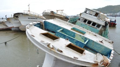 Bỏ hoang 8 con tàu bạc tỉ