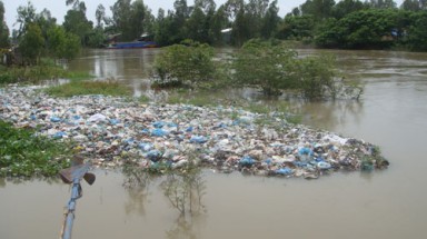  Các tỉnh ĐBSCL: nước lũ tràn vào bãi rác