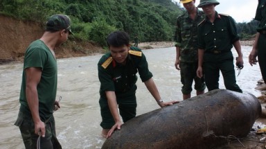 Mưa lớn... xuất hiện bom