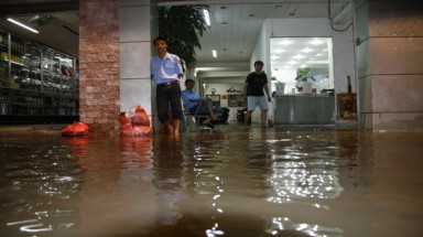 Tối 28/10, nhiều tuyến đường ở TPHCM thành sông