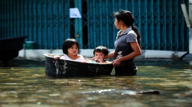  Chạy lũ ở bờ Tây sông Chaopraya của Thái Lan