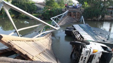 Long An: Sập cầu Bình Cách lần thứ 5