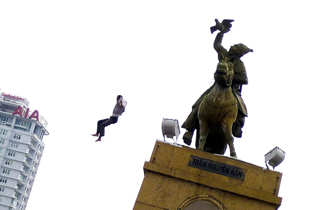 Một người “diễn xiếc” trên…tượng đài 