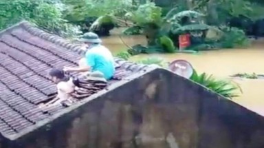 Người dân Thanh Hóa leo nóc nhà chạy lũ