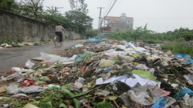 Hà Nam: Rác “nuốt” cổng chào vào xã
