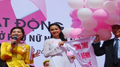 Mai Phương Thúy vận động phòng chống ung thư 