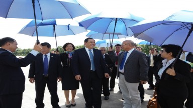 Phó Thủ tướng Lào thăm và làm việc với Vinamilk