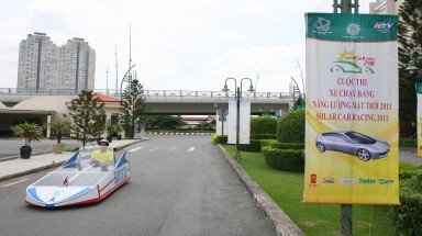 45 đội tham gia cuộc thi “Xe chạy bằng năng lượng mặt trời” năm 2011