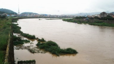 Vùng núi phía bắc xuất hiện lũ cuối mùa, trời rét nhẹ