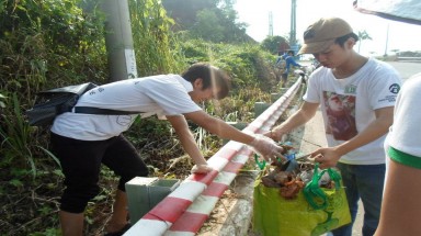 Bạn trẻ thu gom rác thải trên bán đảo Sơn Trà