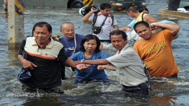 Bangkok náo loạn khi lũ sắp tràn tới