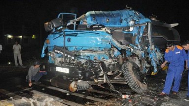 Xe chở xăng gặp nạn, xăng tràn lan ra đường