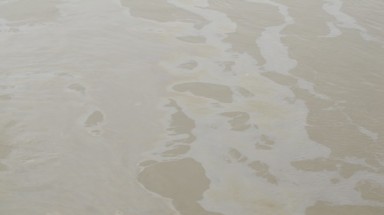 Loang lổ vết dầu trên sông Hồng