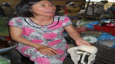 Phát hiện áo lót Trung Quốc chứa 6 viên thuốc lạ