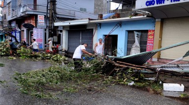  3 người chết, tháp truyền hình đổ sập vì bão Sơn Tinh