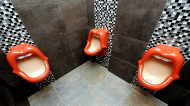 Nhà hàng có bồn cầu hình... miệng phụ nữ