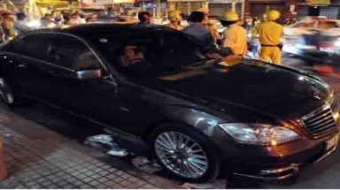 Muôn kiểu tài xế liều lĩnh ”nắn gân” CSGT