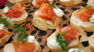   Mỹ, Hà Lan thu hồi cá hồi nhiễm khuẩn