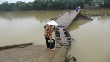 Nghệ An:Lũ cuốn sập cầu, dân chật vật tìm đường đi