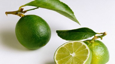 Lấy lại độ sáng bóng cho móng tay bị vàng
