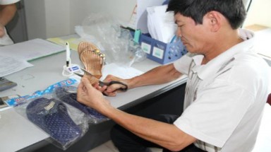 Truy tìm chất độc hại trong dép nhựa Trung Quốc