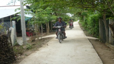 Làm đường bằng... trấu