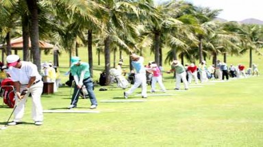 Ra văn bản cấm đánh golf, Bộ trưởng Đinh La Thăng sắp bị "tuýt còi"