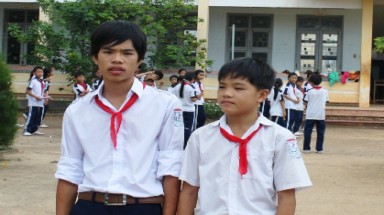 Hai anh em mồ côi nuôi vịt thuê kiếm tiền đi học