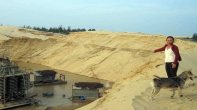  Đấu tranh không để titan “chảy máu”