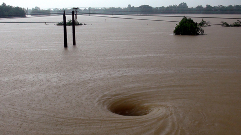 Miền Trung: Tiếp tục mưa lớn, lũ lụt chia cắt nhiều nơi