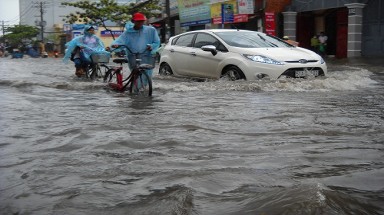  TPHCM: Mưa 2 giờ, nhiều tuyến đường...  thành sông
