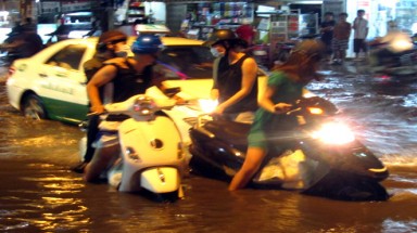 Sài Gòn lại ngập sâu vì triều cường