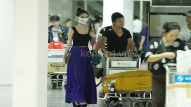  Ngọc Trinh đeo khẩu trang kín mít ở sân bay