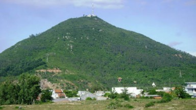 Ngọn núi “trời hành” ở Phú Yên