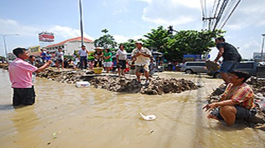 Thái Lan phát bao cao su cho dân vùng lũ