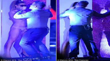 Robbie Williams "quay cuồng" bên vũ công bán nude