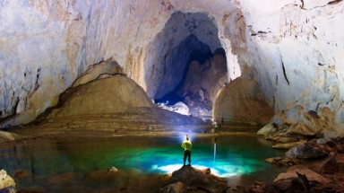  Khoan thạch nhũ hàng triệu năm để lắp thang sắt trong hang Sơn Đoòng