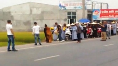 Nhà sư ”nhất bộ nhất bái” đi đêm để tránh chú ý