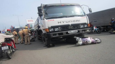  Mất thắng khi đèn đỏ, xe bồn tông 2 phụ nữ