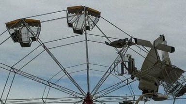 Sáng nay, một máy bay đâm trúng vòng đu quay