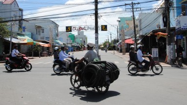 Nhiều trụ điện đứng giữa đường