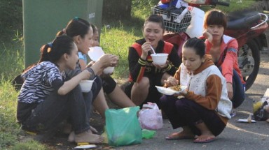 Không tăng lương: bóp bụng đi làm