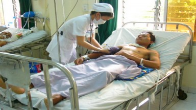 Gục ngã sau cuộc thách đố uống rượu bằng ca