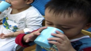 Trường mẫu giáo cho học sinh uống sữa có… dòi